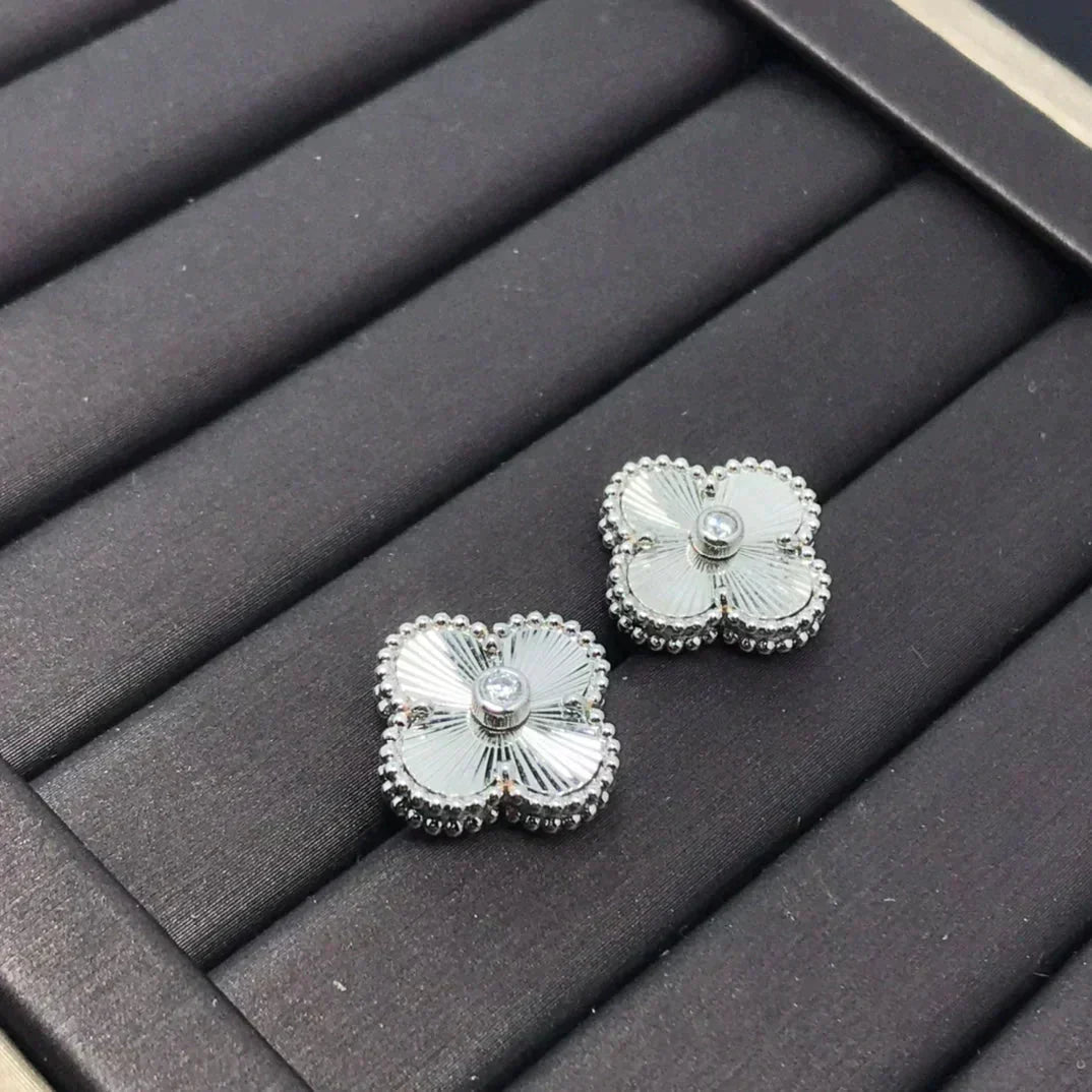 Miro CLOVER MINI 9.5MM LASER EARRINGS