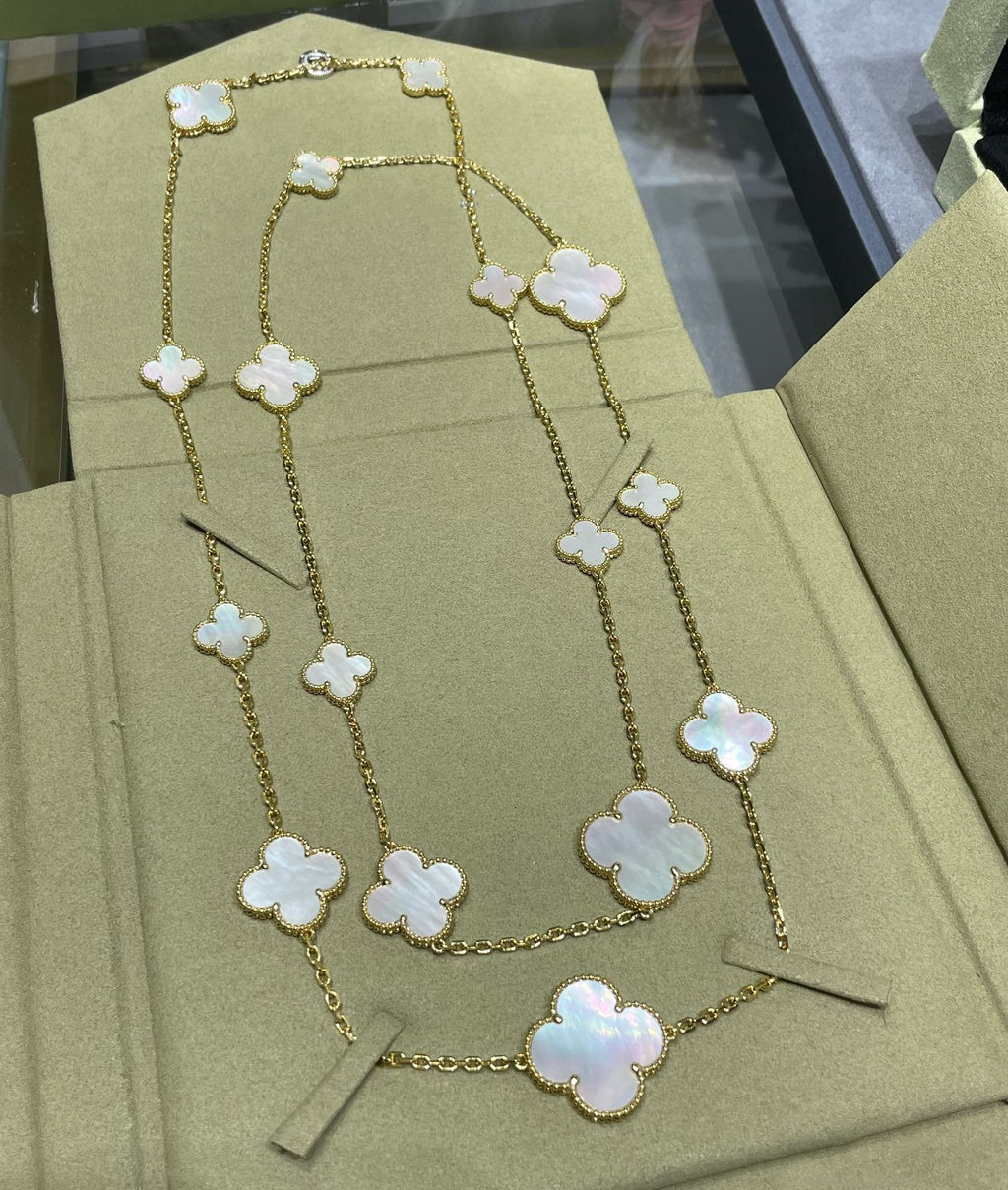 Miro CLOVER 16 MOTIF WHITE MOP GOLD NECKLACE