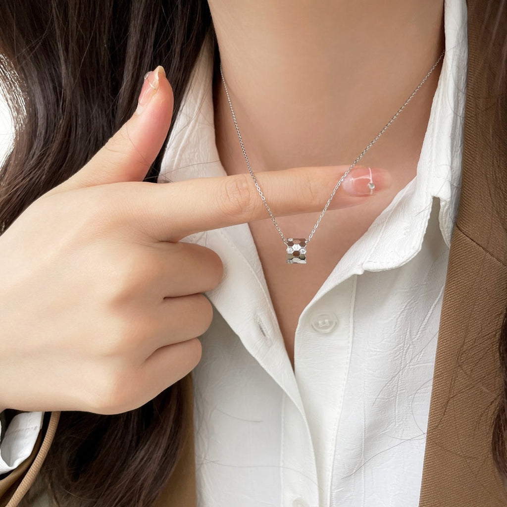 Miro BEE MINI PEDANT DIAMOND NECKLACE