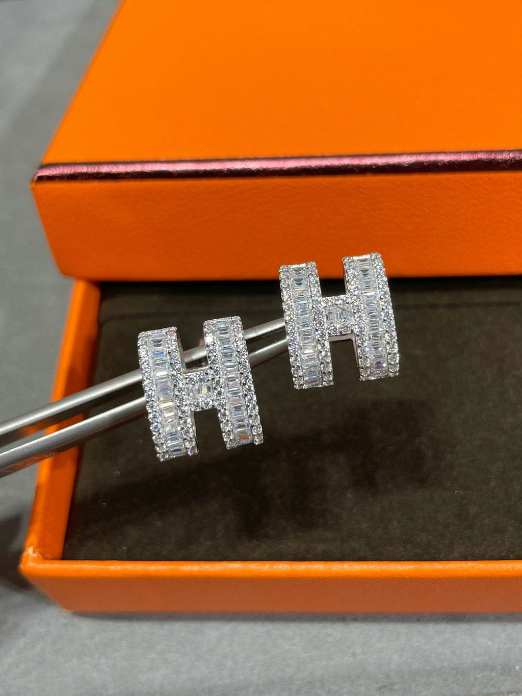 Miro H STUD EARRINGS WITH SILVER DIAMONDS